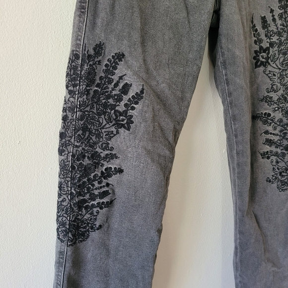 We The Free Embroidered‎ Floral Denim Pants Raw Hem Gray / Black Size 27 Jeans - Picture 8 of 16